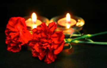 Белорусы второй день несут цветы и свечи к посольству РФ