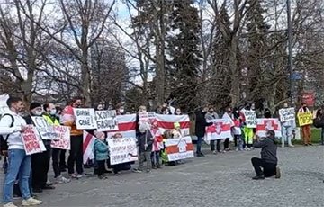 Белорусы Варшавы собрались в центре города на акцию солидарности с земляками