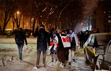Около 200 минчан прошлись маршем в районе Пушкинской