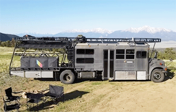 В США умелец превратил старый школьный автобус в дом на колесах