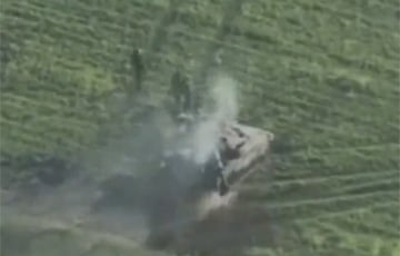 На юге Украины подбили московитский танк: оккупанты в испуге разбежались