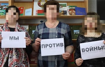 Беларусские учителя снялись с плакатами против войны