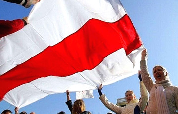 В самом центре Минска вывесили большой бело-красно-белый флаг