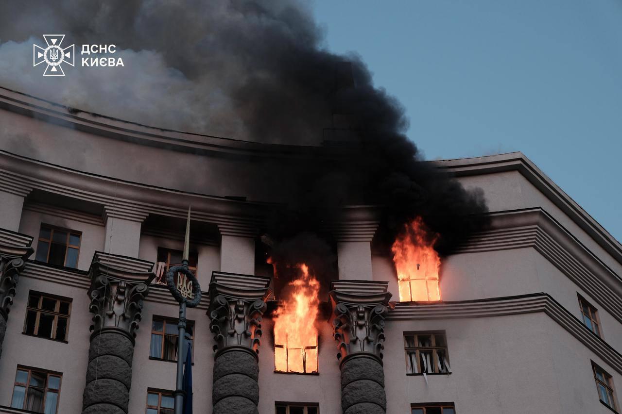 Московия нанесла один из самых массированных ударов по Украине: в Киеве горит здание кабмина