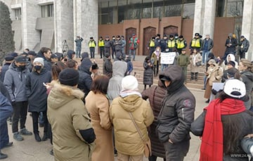 Жители Бишкека вышли на акцию против ввода войск ОДКБ в Казахстан