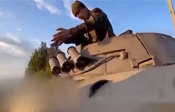 Видеофакт: Московитские военные тушат горящий БМП горстями земли