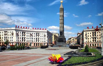 Странные события на площади Победы в Минске: люди побросали красно-зеленые флаги и топчутся по ним