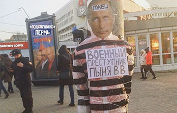 В Перми к «столбу позора» привязали манекен с лицом Путина