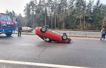 Автомобиль перевернулся на крышу на трассе М6