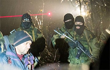 Польша показала, как белорусские военные ослепляют лазером пограничников