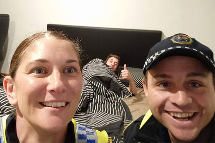 Австралиец обнаружил селфи с полицией в своем телефоне после бурной вечеринки