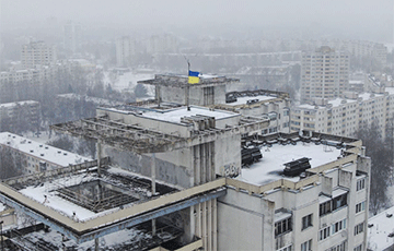 Беларусы подняли над Минском огромный флаг Украины