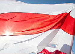 Две смелые жительницы Полоцка украшали город бело-красно-белыми флагами