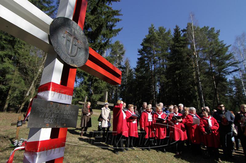 Польская делегация почтила память жертв сталинских репрессий в Куропатах