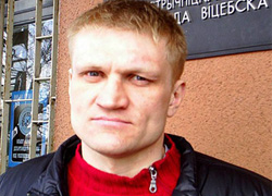 Коваленко ходил по Витебску с флагом и скандировал «Смерть холуям!»