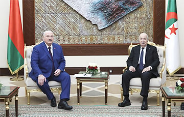 Лукашенко привез из Алжира плащ из верблюжьей шерсти