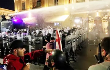 Столкновения в Тбилиси: как демонстранты штурмовали президентский дворец