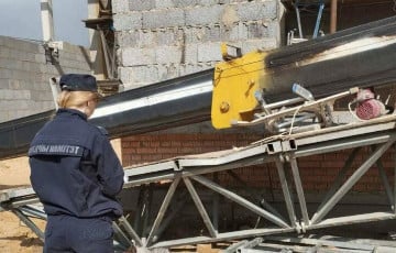 Под Слуцком рухнул автокран