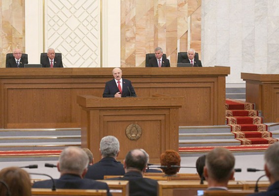 Президент Беларуси готов снова поменять Конституцию