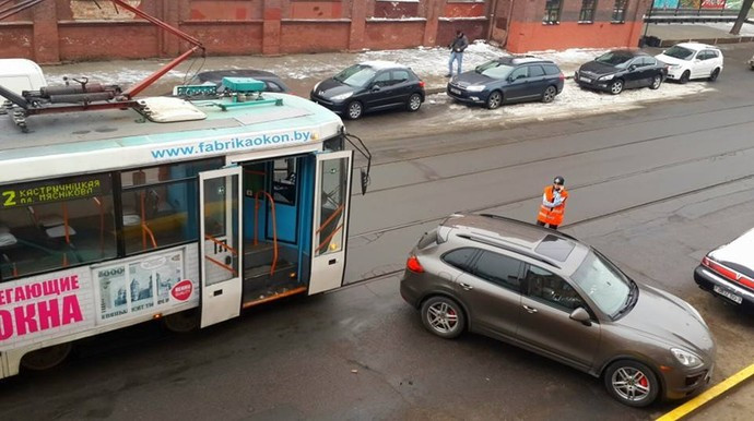 Водитель Porsche Cayenne заблокировал движение трамваев в центре Минска