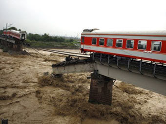 В результате наводнений в Китае погибли 54 человека