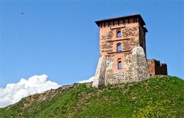 Холм под башней Новогрудского замка покрылся огромными трещинами