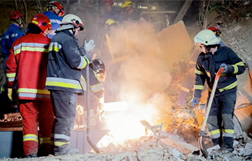 В Киеве спасатели добрались до подвала разрушенной московитами детской больницы