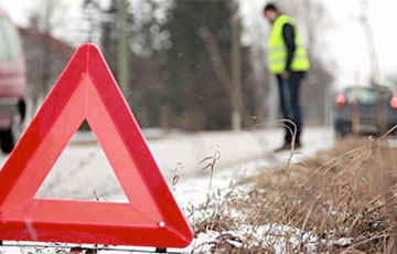 Под Клецком автомобиль сбил пожилых близнецов на велосипедах