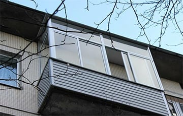 На Витебщине жильцы дома обшили и застеклили балконы: капремонт не оценил