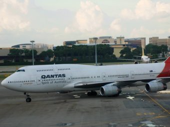 "Боинг" компании Qantas экстренно сел из-за поломки двигателя
