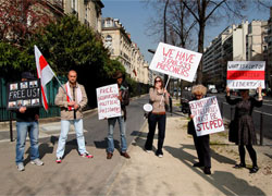 Акция у посольства Беларуси в Париже: Лукашенко в отставку! (Фото)