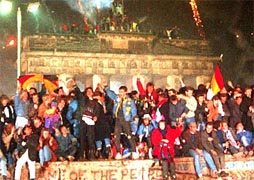 23 года назад пала Берлинская стена (Фото, видео)