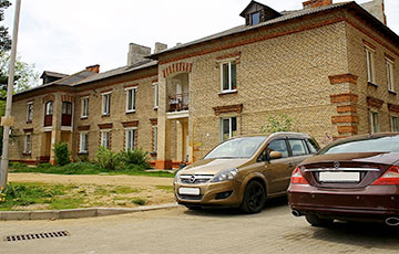Жители забаррикадированного дома в Барановичах требуют от властей дорогу
