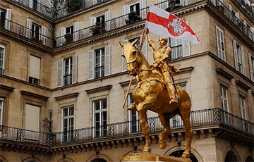 Статуе Жанне д'Арк в Париже дали в руку флаг Беларуси
