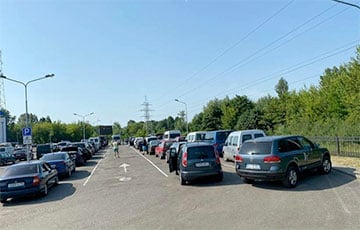 Беларусы стоят по 20 часов в очереди, чтобы выехать на авто в Польшу