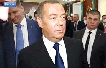 Неадекватный Медведев удивил поведением во время визита Си Цзиньпина в Кремль