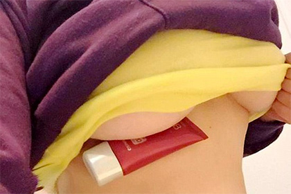 Соцсети Китая наводнили фото женской груди с зажатыми ею предметами