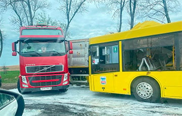 Автобус влетел в фуру под Минском: появилось видео
