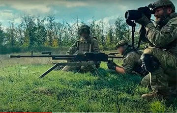 Бойцы полка Калиновского бьют из пулеметов по позициям врага