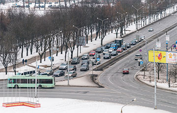 В Минске на площади Бангалор образовался грандиозный затор