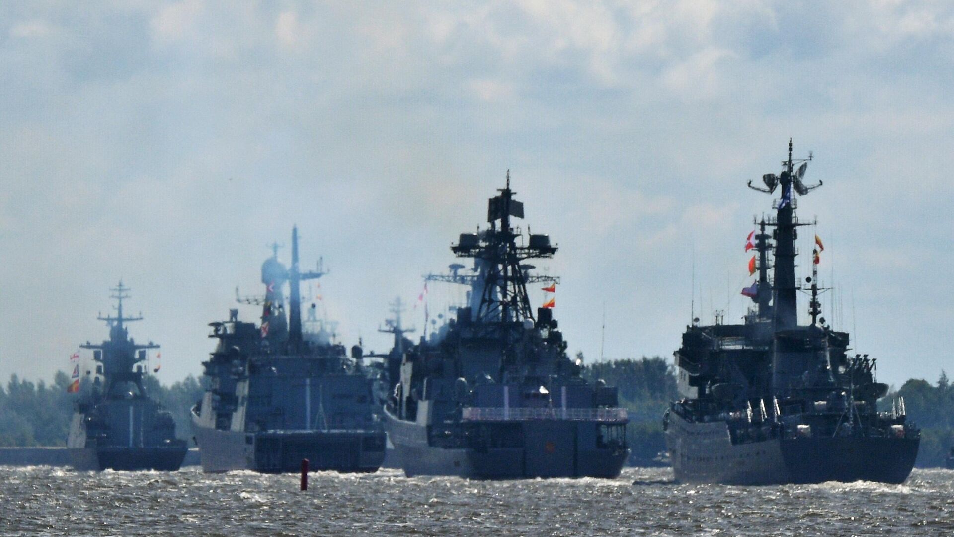 В Кремле рассказали, почему главный парад ВМФ в Санкт-Петербурге отменили