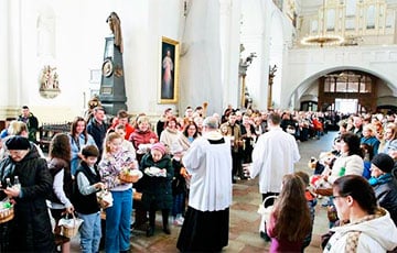 Беларусские католики освящают еду перед Пасхой