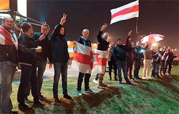 Жители Лошицы вышли на вечерний протест