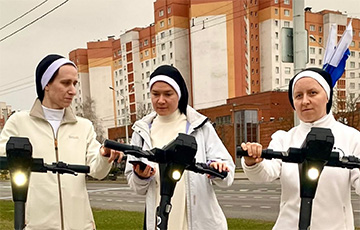 Католические монахини в Минске устроили на Пасху пробег на самокатах