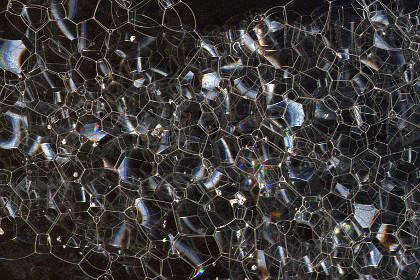 Физики разобрались с пузырьками в левитирующей пене