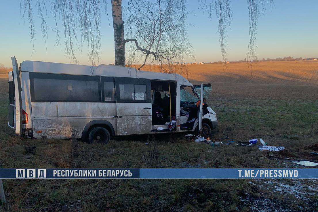 Жуткое ДТП с маршруткой под Минском: 7 человек в больнице