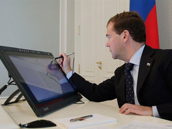 Медведев предложил пользователю Twitter рассказать Суркову о взятках