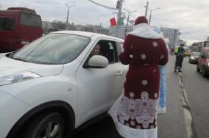 Сотрудник ГАИ в костюме Деда Мороза в Витебске остановил Лукашенко