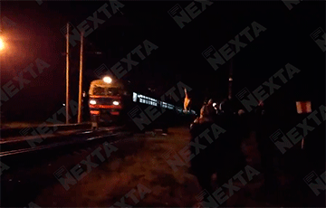 Машинист локомотива приветствует цепь солидарности в Жодино