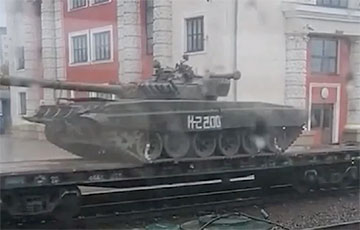 Переброску эшелонов с танками Т-72А и ЗРК «Тор» из Беларуси в Московию показали на видео